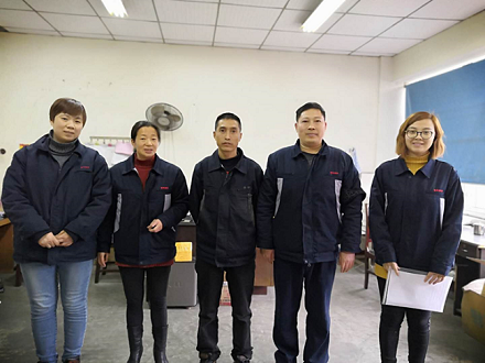 節(jié)日送溫暖 愛心在行動